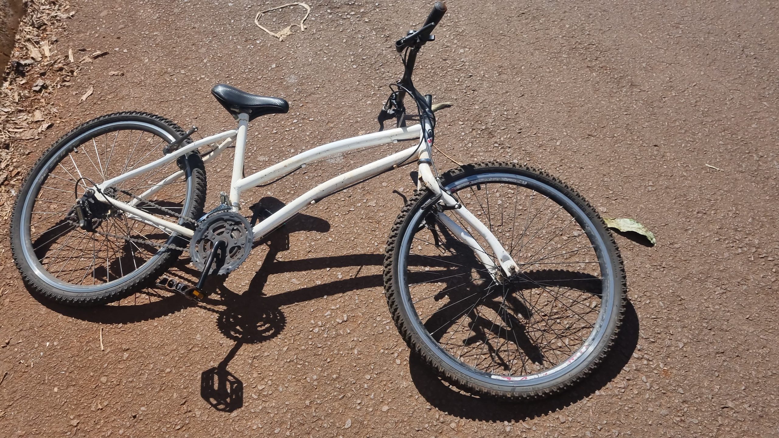 Adolescente fica ferida ao ter bicicleta atingida por motocicleta no bairro Brasmadeira