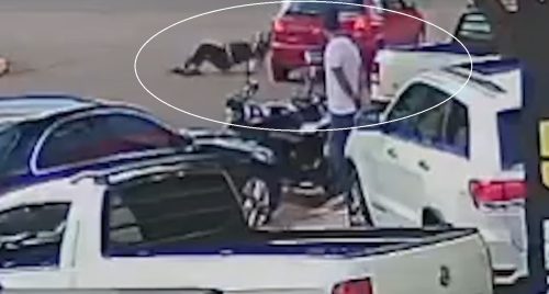 Câmera flagra acidente que deixou motociclista ferido no bairro São Cristóvão Imagem referente a Câmera flagra acidente que deixou motociclista ferido no bairro São Cristóvão