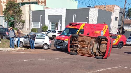 Siate é acionado para atender vítima de capotamento no Centro de Cascavel Imagem referente a Siate é acionado para atender vítima de capotamento no Centro de Cascavel