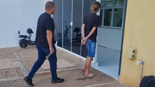 Travesti armada com faca é presa pelo GDE após extorquir clientes de prostituição em Cascavel Imagem referente a Travesti armada com faca é presa pelo GDE após extorquir clientes de prostituição em Cascavel