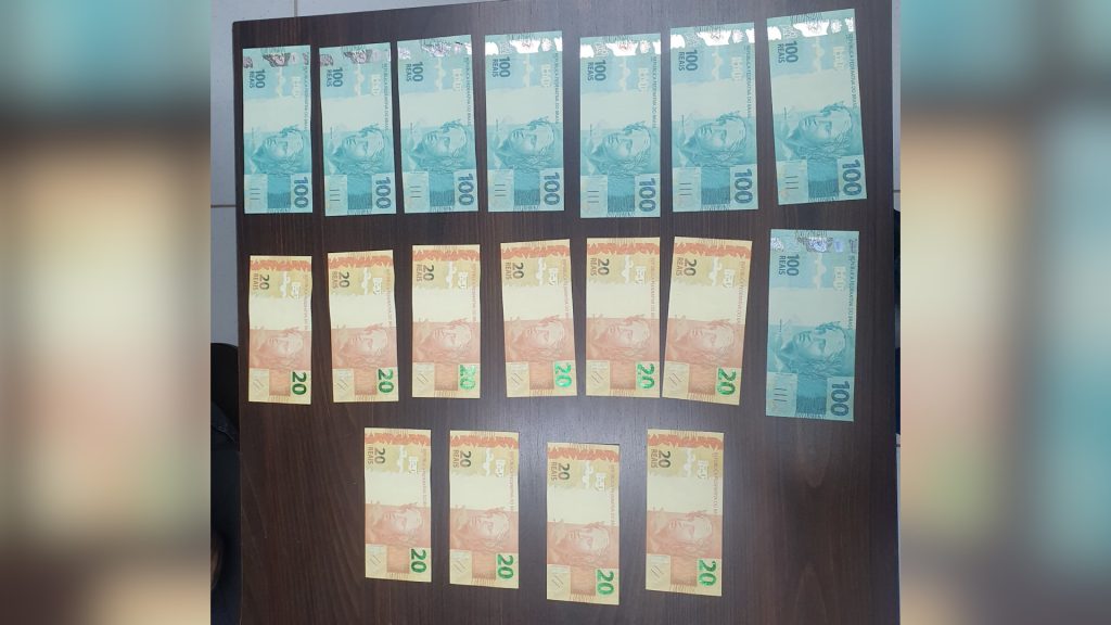 Polícia Federal intercepta entrega de cédulas falsas e apreende adolescente em Cascavel Polícia Federal intercepta entrega de cédulas falsas e apreende adolescente em Cascavel