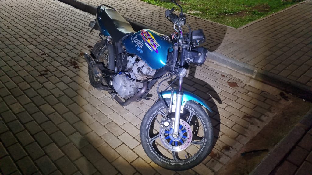 Adolescentes são apreendidos pela PM ao empinar moto em frente aos policiais