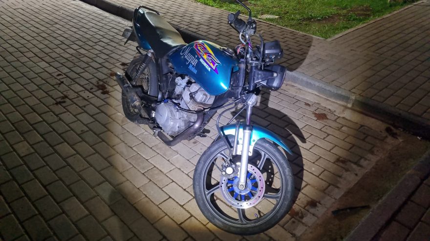 Adolescentes são apreendidos pela PM ao empinar moto em frente aos policiais
