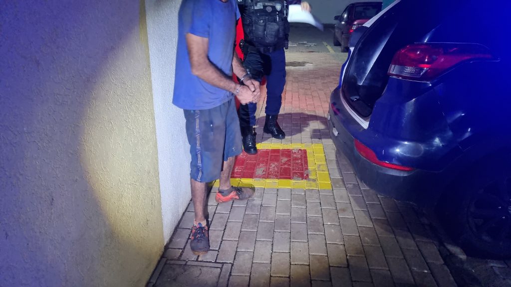 Homem que era procurado pelo crime de falsificação de moeda é detido no Bairro Santa Felicidade Homem que era procurado pelo crime de falsificação de moeda é detido no Bairro Santa Felicidade