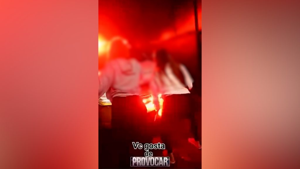 Mulheres dançam funk em frente à viatura da Polícia Militar do Paraná Mulheres dançam funk em frente à viatura da Polícia Militar do Paraná