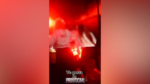 Mulheres dançam funk em frente à viatura da Polícia Militar do Paraná Imagem referente a Mulheres dançam funk em frente à viatura da Polícia Militar do Paraná