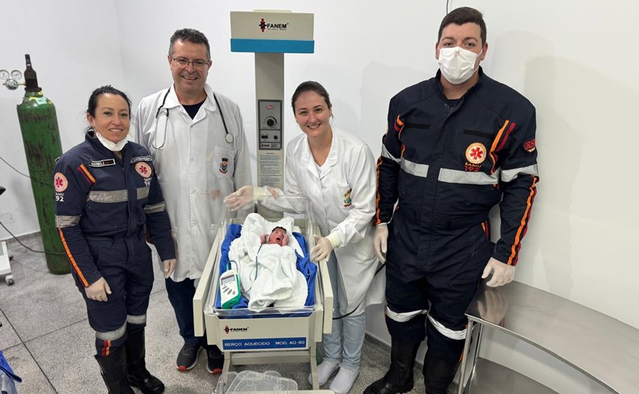 Gêmeos nascem em ambulância do Samu durante transferência hospitalar no Sudoeste