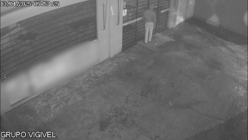 Homem é flagrado tentando invadir lanchonete no centro de Cascavel Homem é flagrado tentando invadir lanchonete no centro de Cascavel
