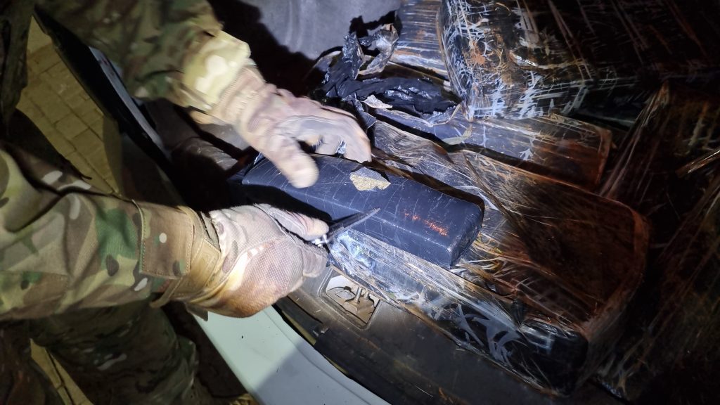 PRF apreende 100 kg de maconha e prende casal em flagrante na BR-163