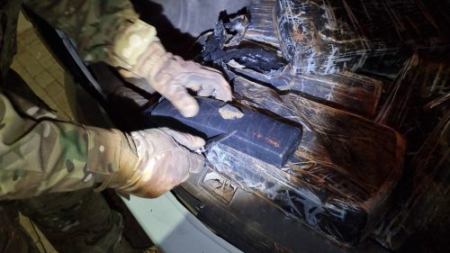PRF apreende 100 kg de maconha e prende casal em flagrante na BR-163 Imagem referente a PRF apreende 100 kg de maconha e prende casal em flagrante na BR-163