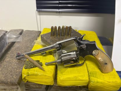 Mulher é presa com 48 kg de maconha e revólver na PR-586 em Santa Tereza do Oeste Imagem referente a Mulher é presa com 48 kg de maconha e revólver na PR-586 em Santa Tereza do Oeste