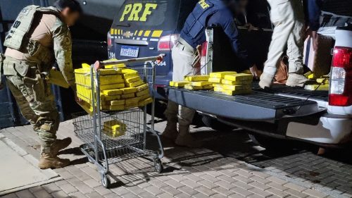 PRF apreende Frontier paraguaia com 97 kg de maconha e prende casal na BR-277 em Cascavel Imagem referente a PRF apreende Frontier paraguaia com 97 kg de maconha e prende casal na BR-277 em Cascavel