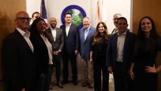 Governador discute programas turísticos e Ganhando o Mundo com prefeitos na Flórida