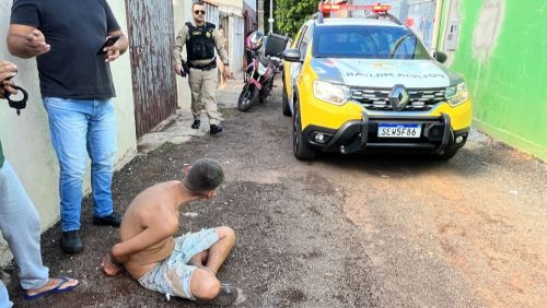 Ladrão é espancado por populares ao tentar furtar carro na Região Oeste Imagem referente a Ladrão é espancado por populares ao tentar furtar carro na Região Oeste