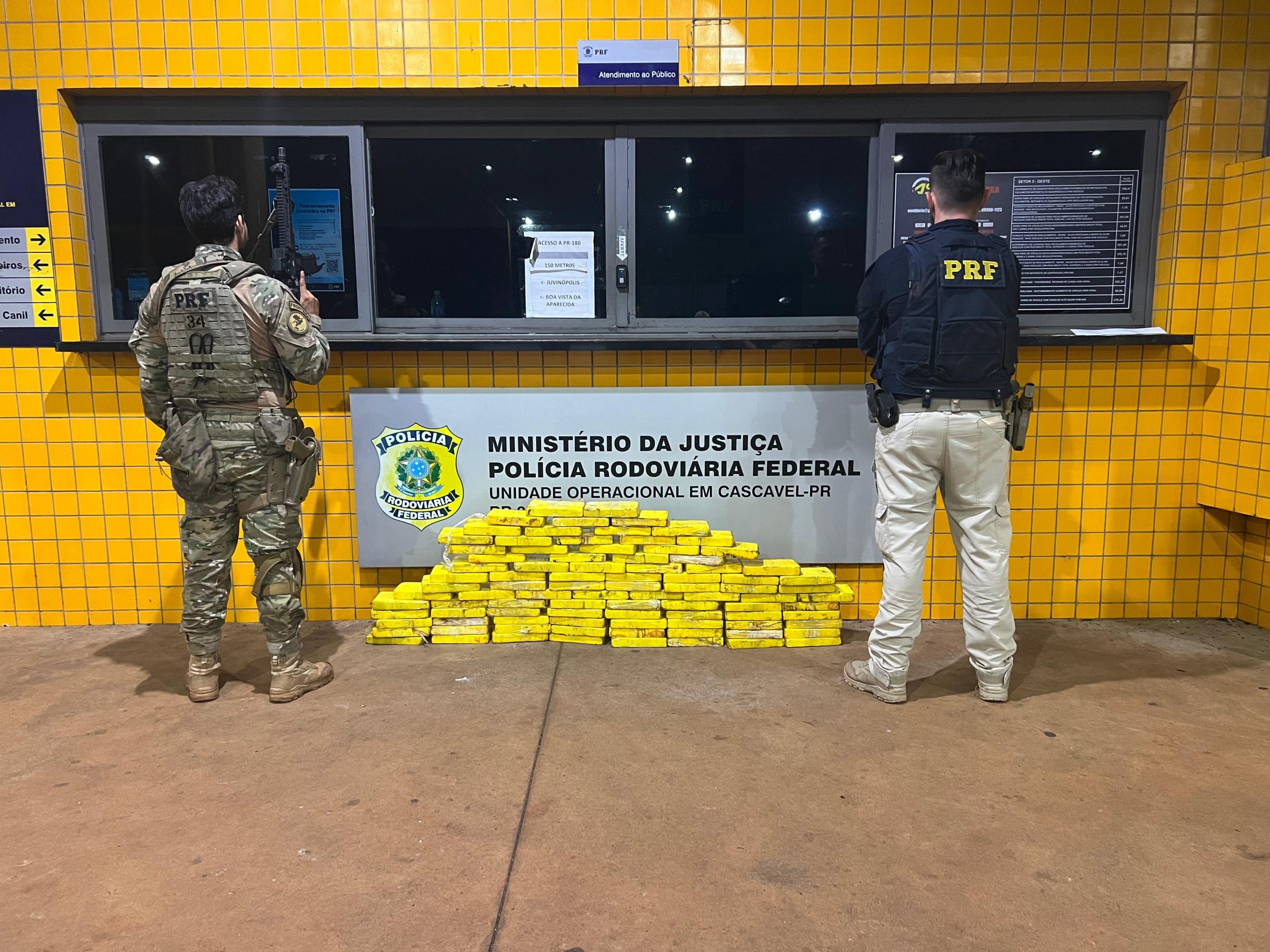 Casal é preso em Cascavel transportando carga milionária de cocaína
