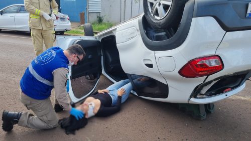Colisão seguida de capotamento deixa jovem ferida no Centro de Cascavel Imagem referente a Colisão seguida de capotamento deixa jovem ferida no Centro de Cascavel
