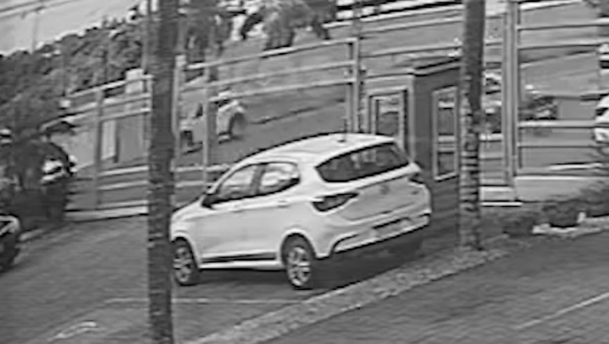 Vídeo mostra colisão que resultou em capotamento de Kwid na Rua Uruguai