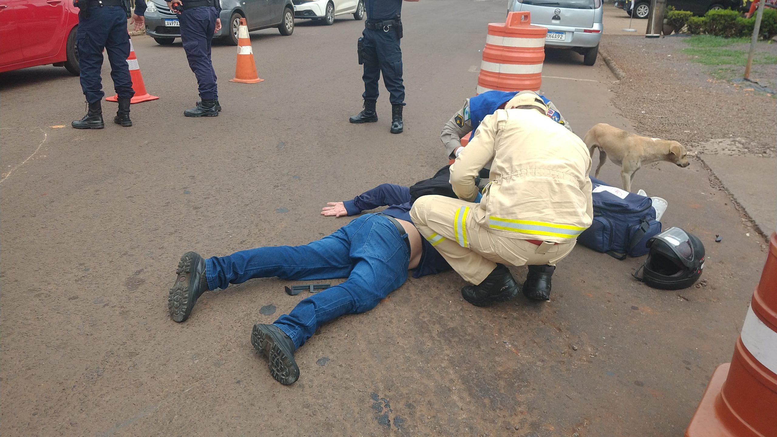 Motociclista fica ferido em acidente na Rua Altemar Dutra, no Jardim Clarito