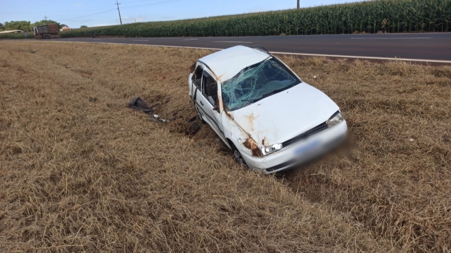 Motorista de Cascavel capota carro na BR-163 no acesso a Toledo