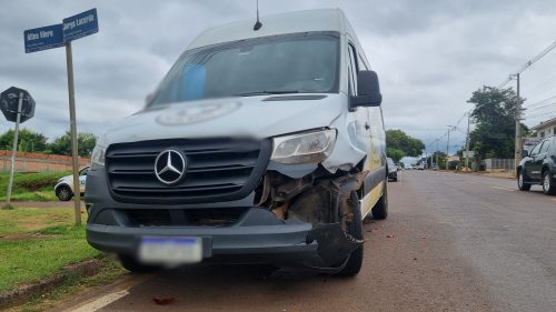 Colisão entre Corsa e Van é registrada na Rua Jorge Lacerda Imagem referente a Colisão entre Corsa e Van é registrada na Rua Jorge Lacerda