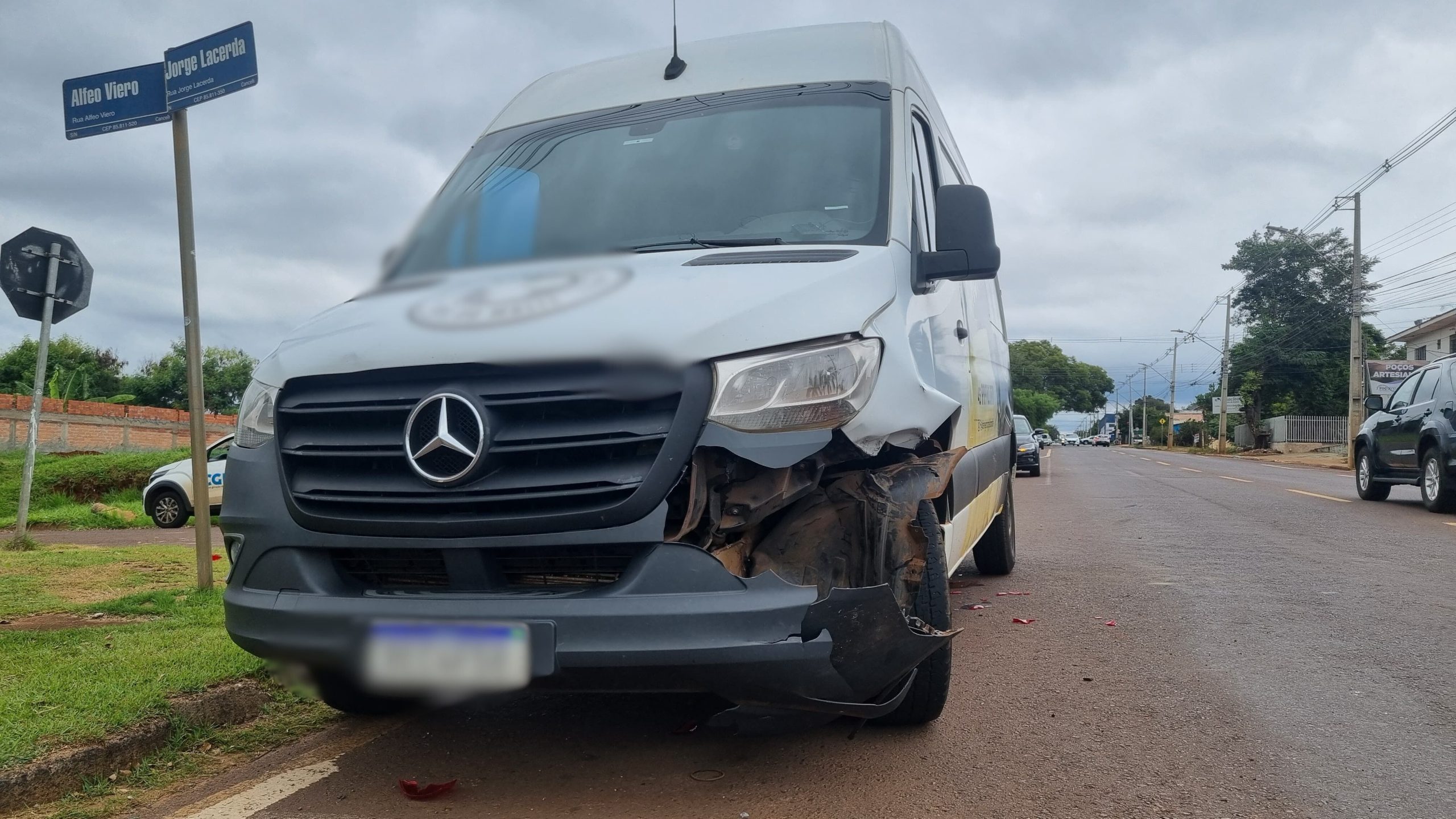 Colisão entre Corsa e Van é registrada na Rua Jorge Lacerda