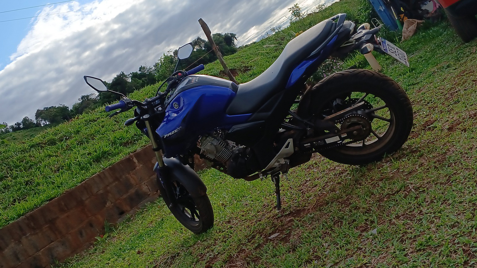 Criminosos roubam motocicleta após agredirem vítima com capacetadas e chutes no bairro Morumbi
