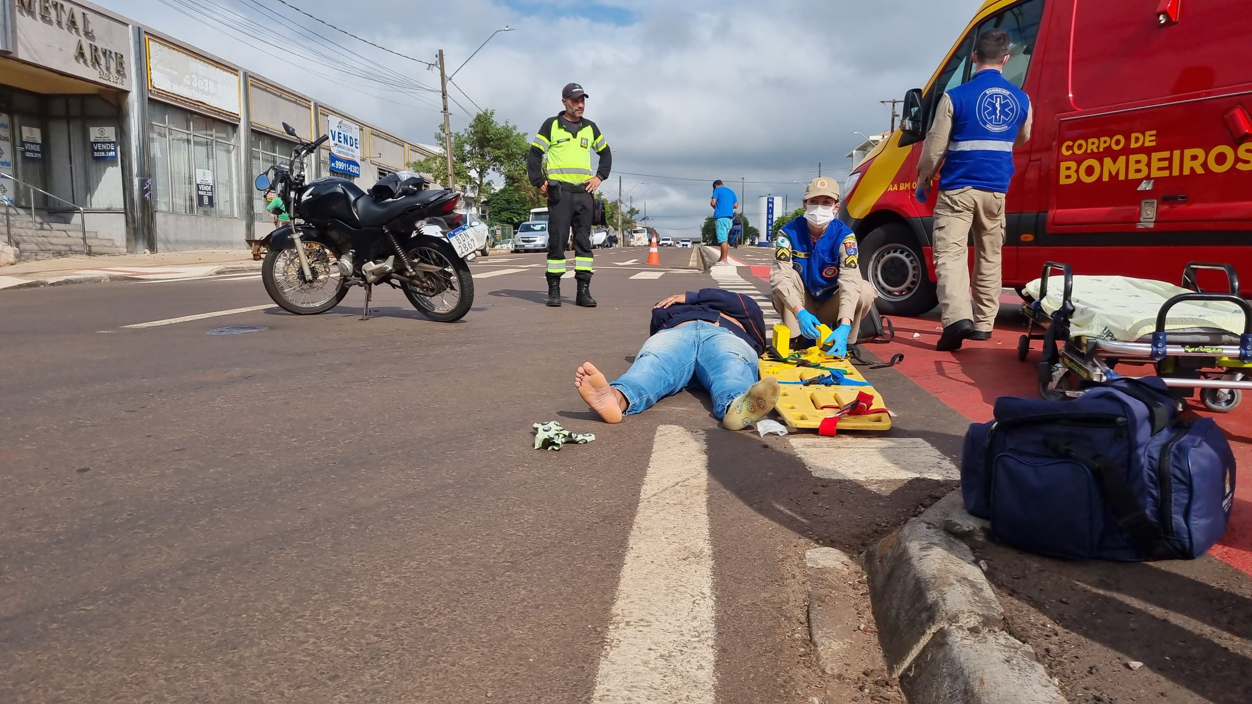 Forte colisão entre HB20 e moto deixa homem ferido na Avenida Carlos Gomes