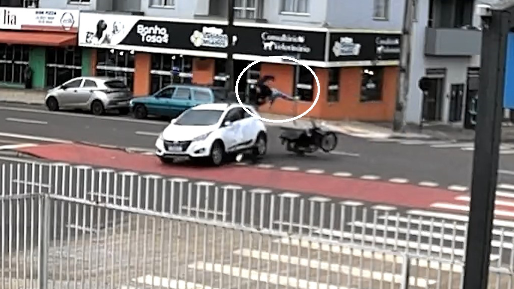 HB20X fura preferencial e motociclista colide violentamente contra lateral do carro
