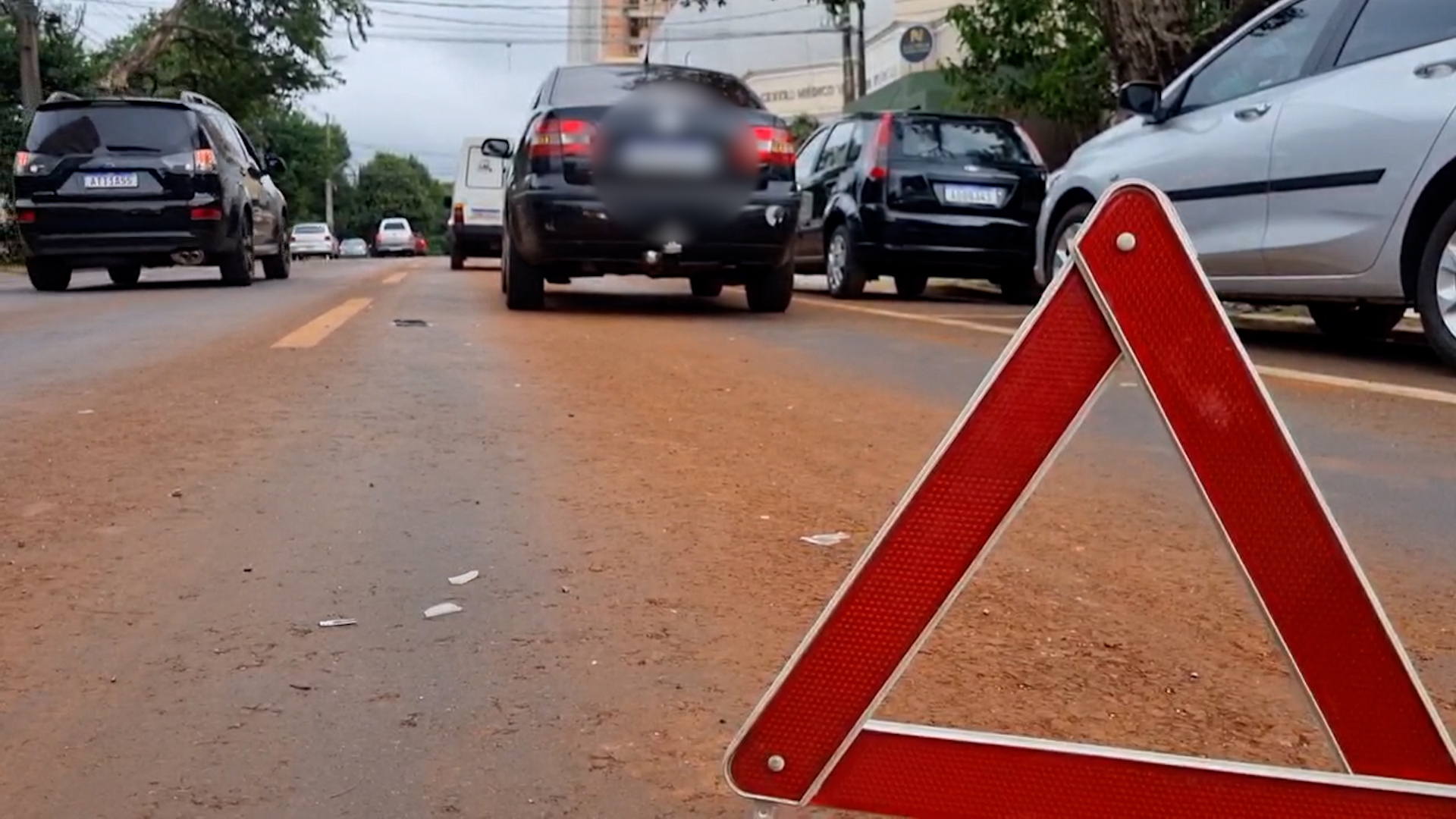 Ao sair de estacionamento, Polo se envolve em acidente com Fiorino no Centro de Cascavel