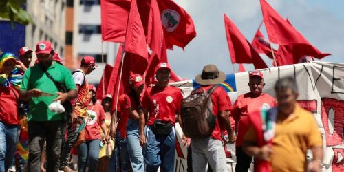 Militantes do MST são atropelados durante ato no Recife Imagem referente a Militantes do MST são atropelados durante ato no Recife