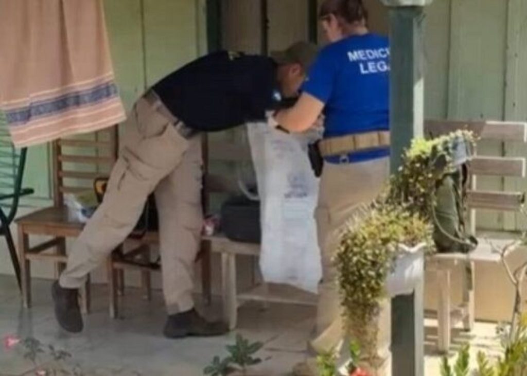 Radialista ataca irmã com facão e é encontrado pendurado em casa Radialista ataca irmã com facão e é encontrado pendurado em casa