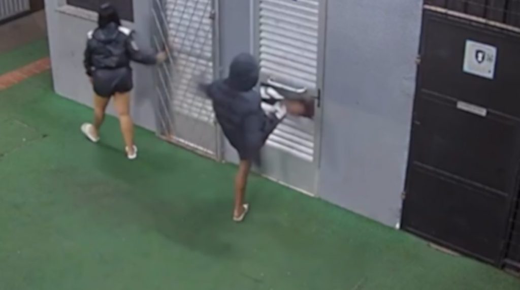 Homem arromba porta de quiosque para mulher usar o banheiro na Estação Cidadania