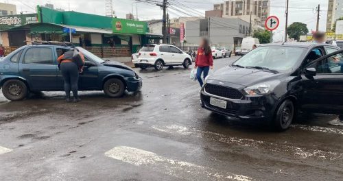 Cruzamento próximo ao Terminal Urbano é palco de novo acidente em Apucarana Imagem referente a Cruzamento próximo ao Terminal Urbano é palco de novo acidente em Apucarana