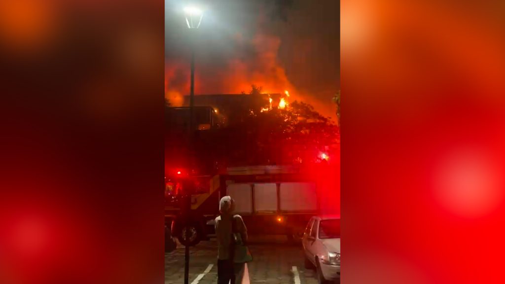 Vídeos mostram incêndio no Teatro da PUC em Curitiba Vídeos mostram incêndio no Teatro da PUC em Curitiba