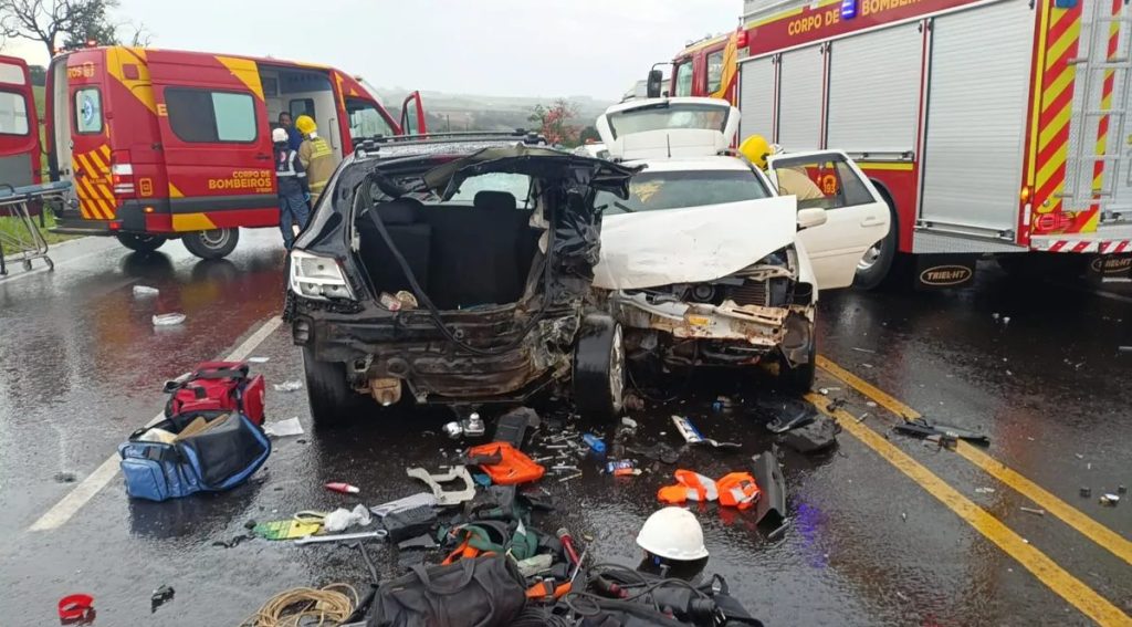 Carros ficam destruídos após forte batida na PR-444 em Arapongas