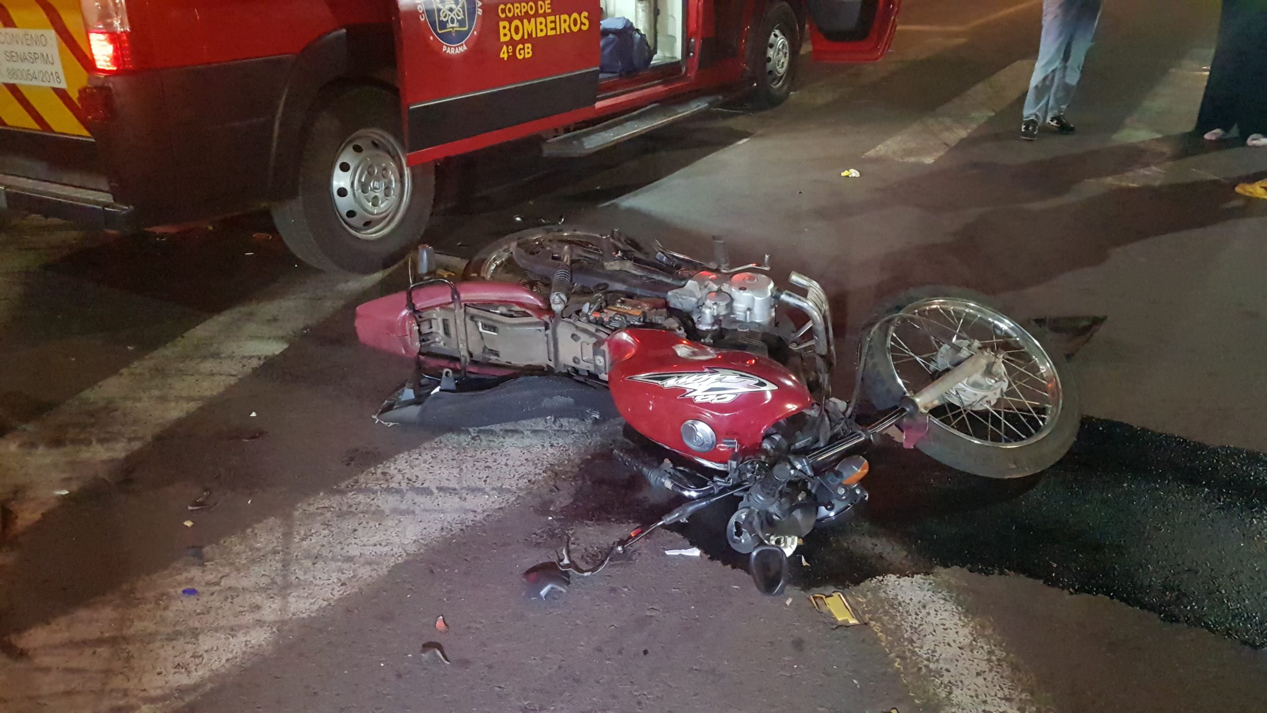 Rapaz fica ferido após acidente entre carro e moto na Av. Guaíra