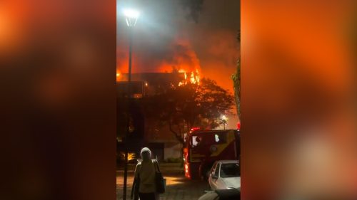 Estudante relata ‘cenas de terror’ em incêndio no teatro da PUC-PR Imagem referente a Estudante relata ‘cenas de terror’ em incêndio no teatro da PUC-PR