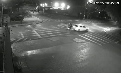 Câmera flagra colisão entre carro e moto em rotatória no Bairro Tropical Imagem referente a Câmera flagra colisão entre carro e moto em rotatória no Bairro Tropical