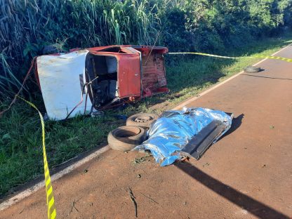 Homem de 51 anos morre após tombar Fiat Uno Pick-up na PR-473 Imagem referente a Homem de 51 anos morre após tombar Fiat Uno Pick-up na PR-473