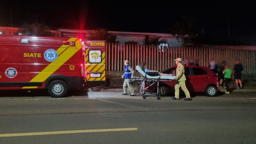 Adolescente é socorrida pelo Siate após sofrer queda na Rua Xavantes