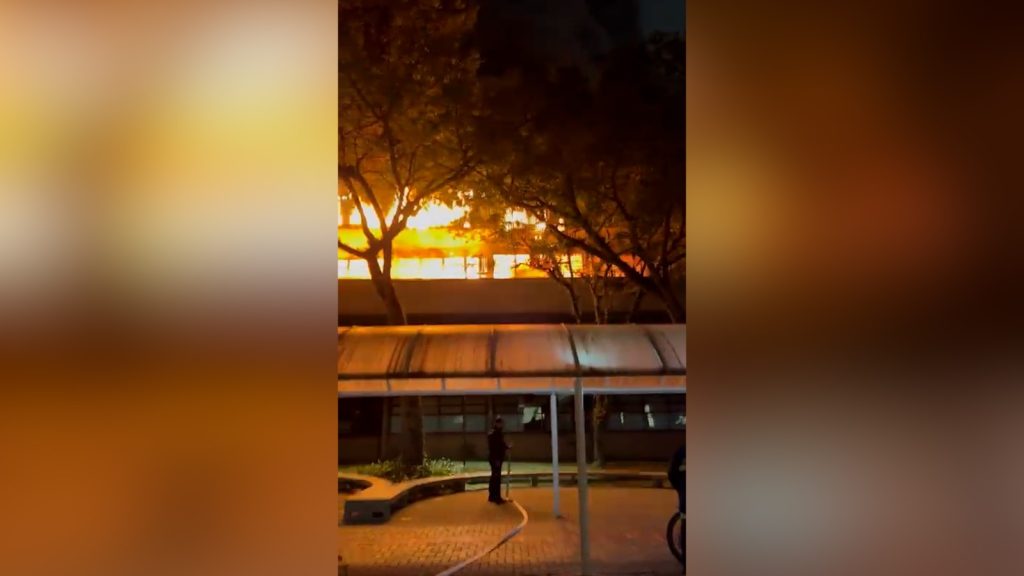 Polícia investiga causas de incêndio na PUC-PR; bombeiros controlam chamas em 30 minutos Polícia investiga causas de incêndio na PUC-PR; bombeiros controlam chamas em 30 minutos