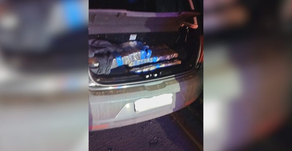 Fox com placas de Cascavel é apreendido com quase 100 kg de maconha em Ponta Grossa