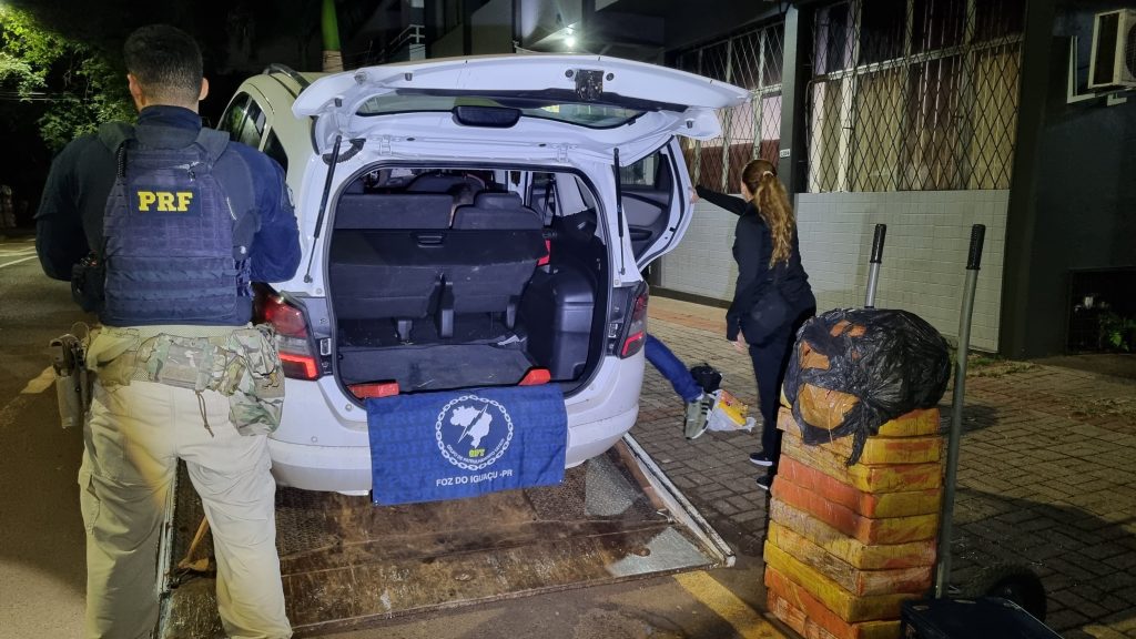 PRF prende casal com bebê de 6 meses e 100 kg de maconha após perseguição na BR-277