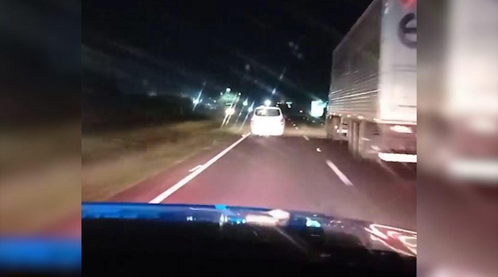 Imagens mostram casal com bebê fugindo da PRF em alta velocidade em carro carregado de maconha na BR-277