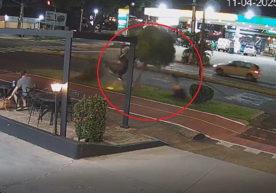 Vídeo: motociclista é arremessado após acidente, em Maringá
