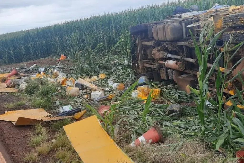 Caminhão capota na PR-581 e deixa cinco feridos em Assis Chateaubriand