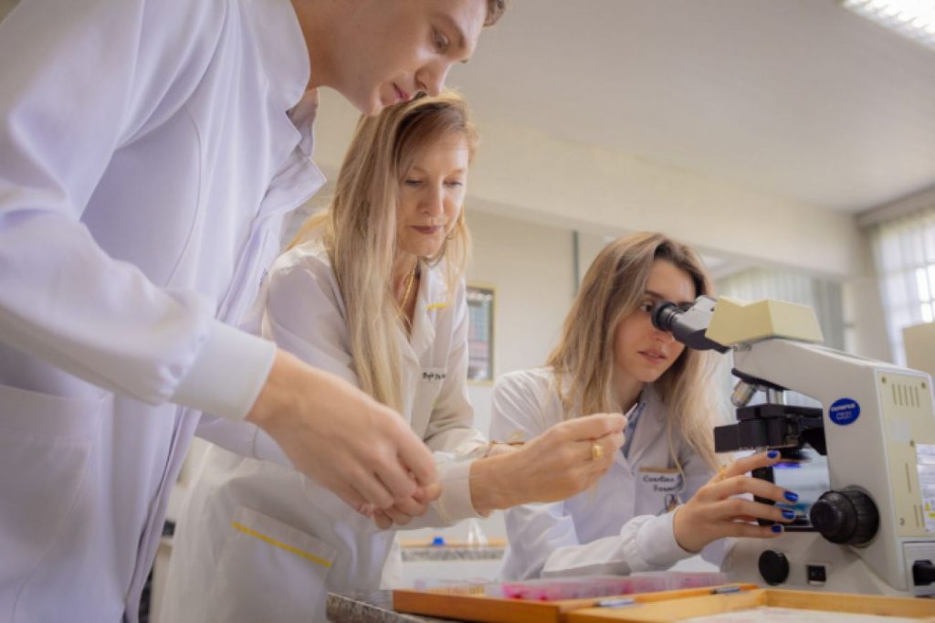 UEM e Unioeste têm nota máxima e Paraná confirma 3° melhor ensino superior do Brasil UEM e Unioeste têm nota máxima e Paraná confirma 3° melhor ensino superior do Brasil