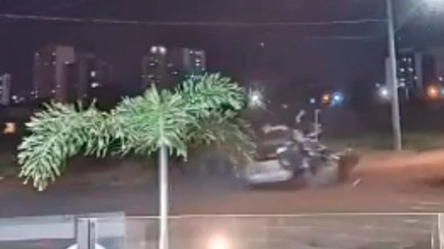 Vídeo mostra violenta colisão que deixou jovem gravemente ferido