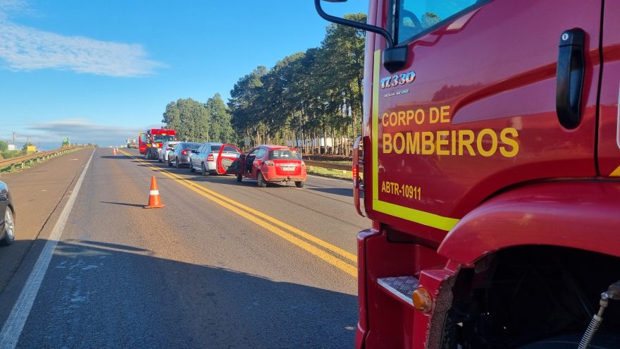 Acidente com quatro carros envolvidos interrompe fluxo e mobiliza Bombeiros na BR-277, em Cascavel