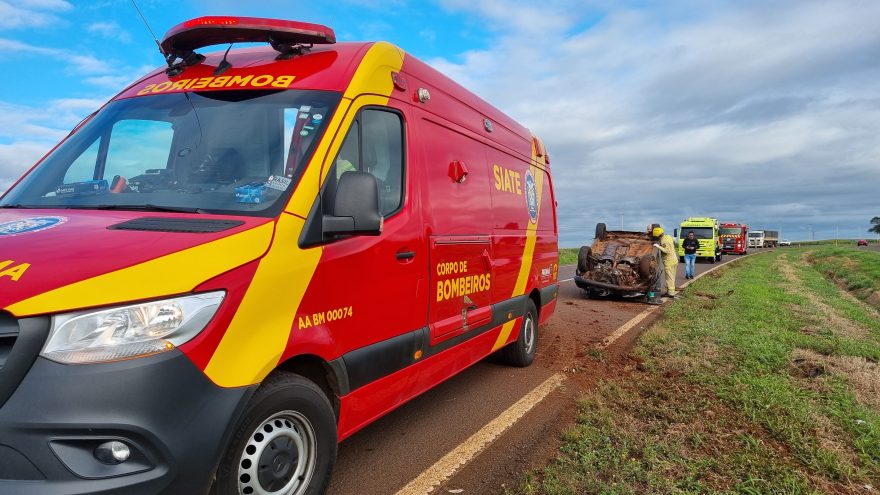 Peugeot capota na BR-467 e Corpo de Bombeiros é acionado